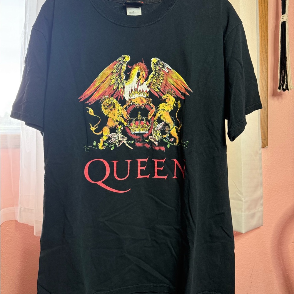 Vintage Queen Black Graphic T-Shirt